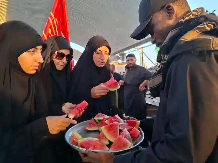 تقرير مصور/ زار افريقي جاء للمشاركة بالأربعين يخدم زوار الإمام الحسين (ع)