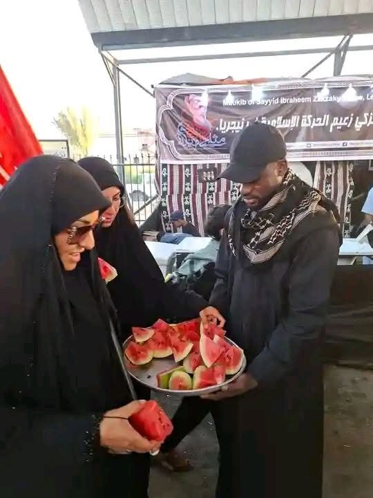 تقرير مصور/ زار افريقي جاء للمشاركة بالأربعين يخدم زوار الإمام الحسين (ع)