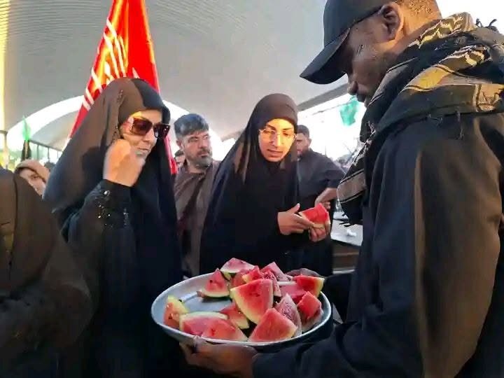 تقرير مصور/ زار افريقي جاء للمشاركة بالأربعين يخدم زوار الإمام الحسين (ع)