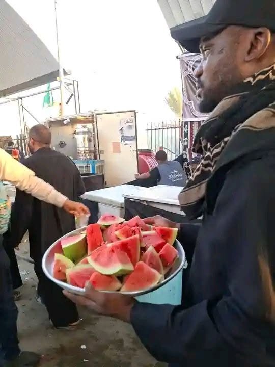 تقرير مصور/ زار افريقي جاء للمشاركة بالأربعين يخدم زوار الإمام الحسين (ع)
