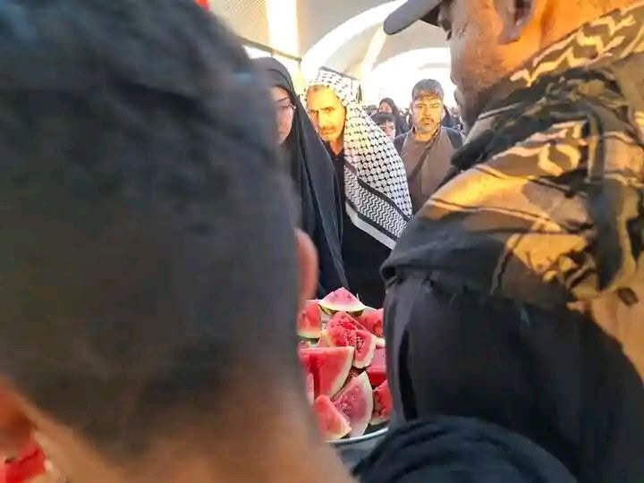 تقرير مصور/ زار افريقي جاء للمشاركة بالأربعين يخدم زوار الإمام الحسين (ع)