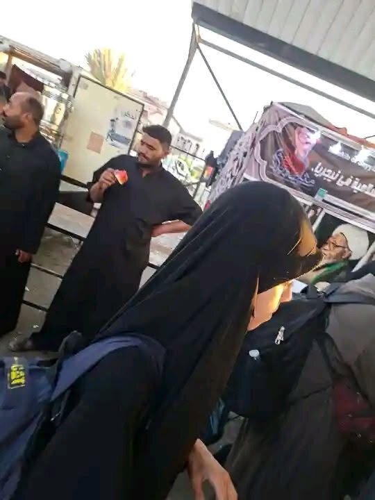 تقرير مصور/ زار افريقي جاء للمشاركة بالأربعين يخدم زوار الإمام الحسين (ع)