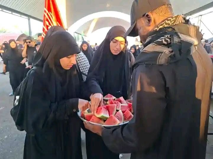 تقرير مصور/ زار افريقي جاء للمشاركة بالأربعين يخدم زوار الإمام الحسين (ع)
