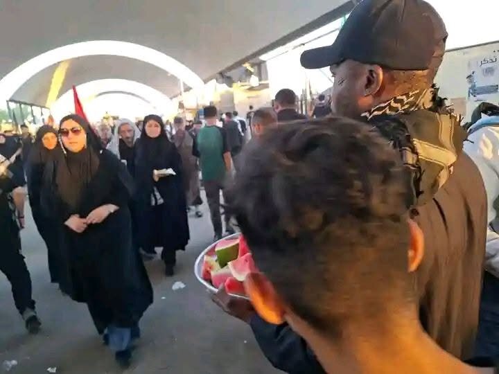 تقرير مصور/ زار افريقي جاء للمشاركة بالأربعين يخدم زوار الإمام الحسين (ع)