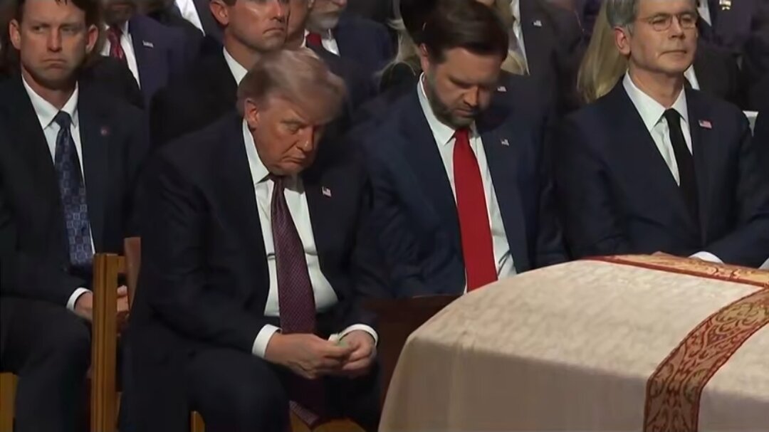 Video| Kilos ni Trump na Nagdulot ng Kontrobersya sa Libing ni Lindsey Graham; Nag-alok ng Gum (o Breath Freshener) kay JD Vance at Scott Bessent