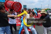 Nagprotesta ang mga grupo habang naghahatid ng pambansang talumpati si Pangulong Marcos ng Pilipinas sa Kongreso