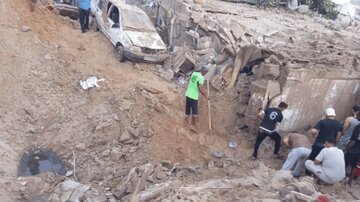 حملۀ وحشیانه آمریکا به به منزل مسکونی در قشم؛ ۳ عضو یک خانواده شهید و ۲ کودک زخمی شدند