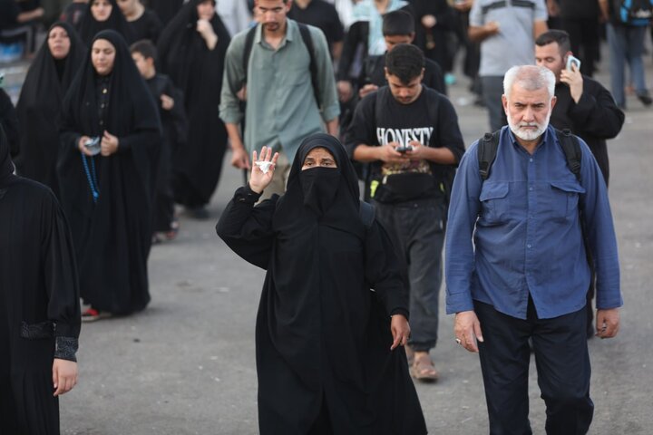تقرير مصور/ عشرات الالاف من الزوار يدخلون كربلاء من كافة مداخلها لاحياء زيارة الاربعين