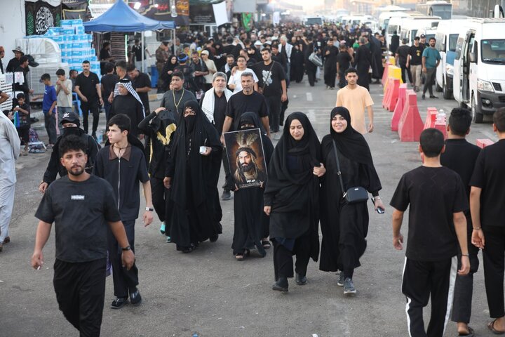 تقرير مصور/ عشرات الالاف من الزوار يدخلون كربلاء من كافة مداخلها لاحياء زيارة الاربعين
