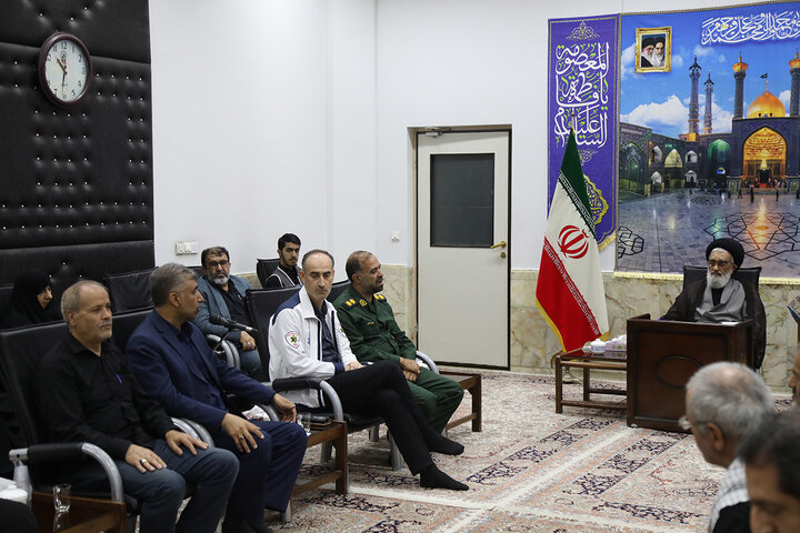 تجلیل تولیت حرم مطهر بانوی کرامت از خادمان نماز جمعه استان قم