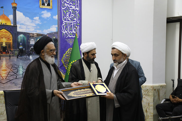 تجلیل تولیت حرم مطهر بانوی کرامت از خادمان نماز جمعه استان قم