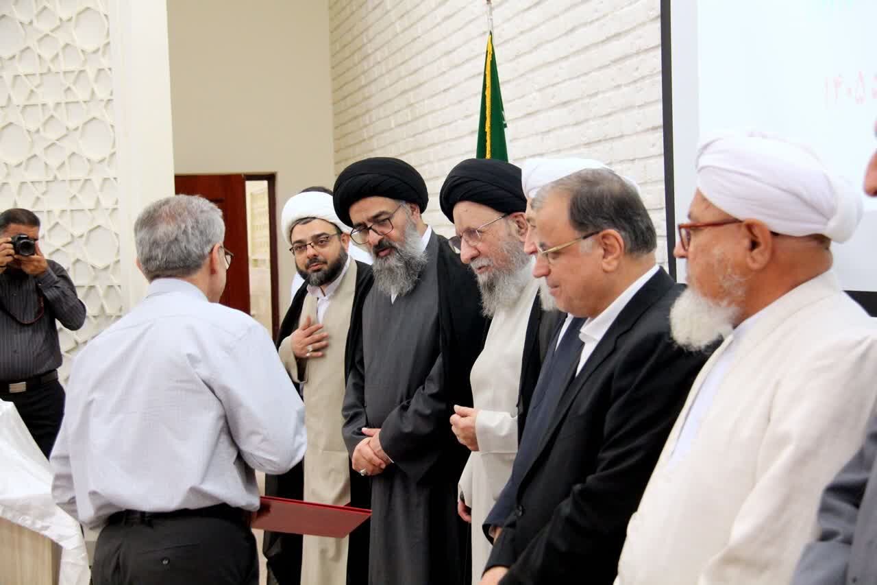 رونمایی از «ظهر آدینه»؛ ثبت میراث مکتوب نماز جمعه و تاریخ انقلاب در ۹ جلد