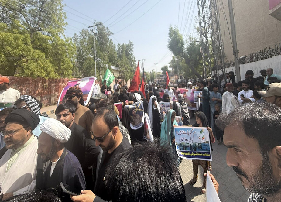 اعتراض زائران حسینی در حیدرآباد پاکستان به ممنوعیت سفر زمینی زیارت کربلا + تصاویر
