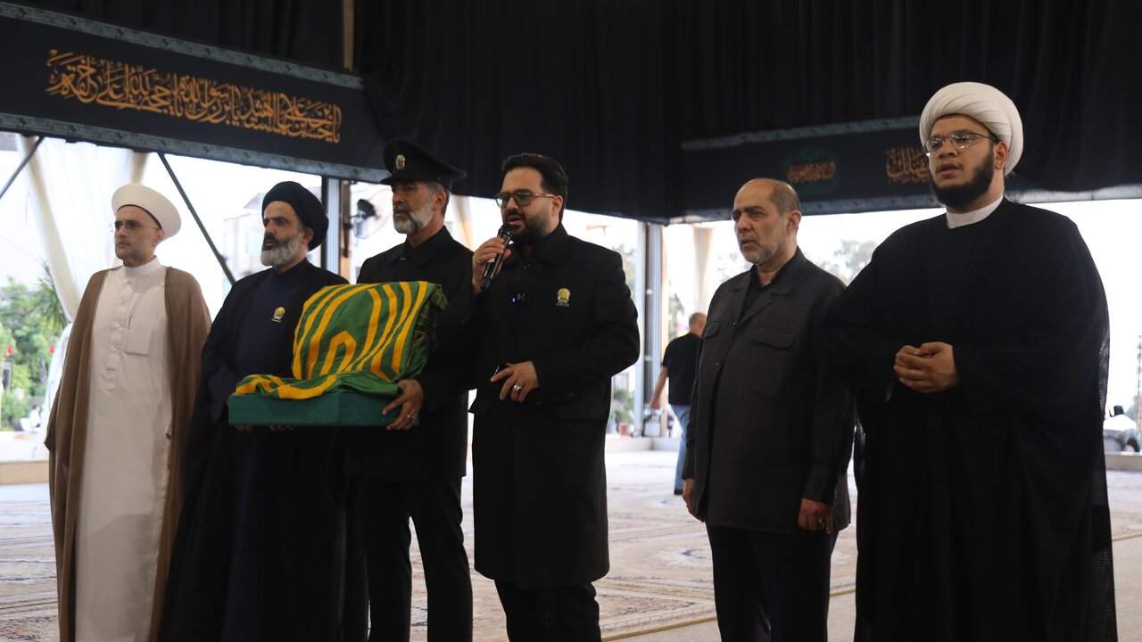 طواف پرچم بارگاه منور ثامن‌الحجج (ع) بر مَضجع  شهید سید حسن نصرالله