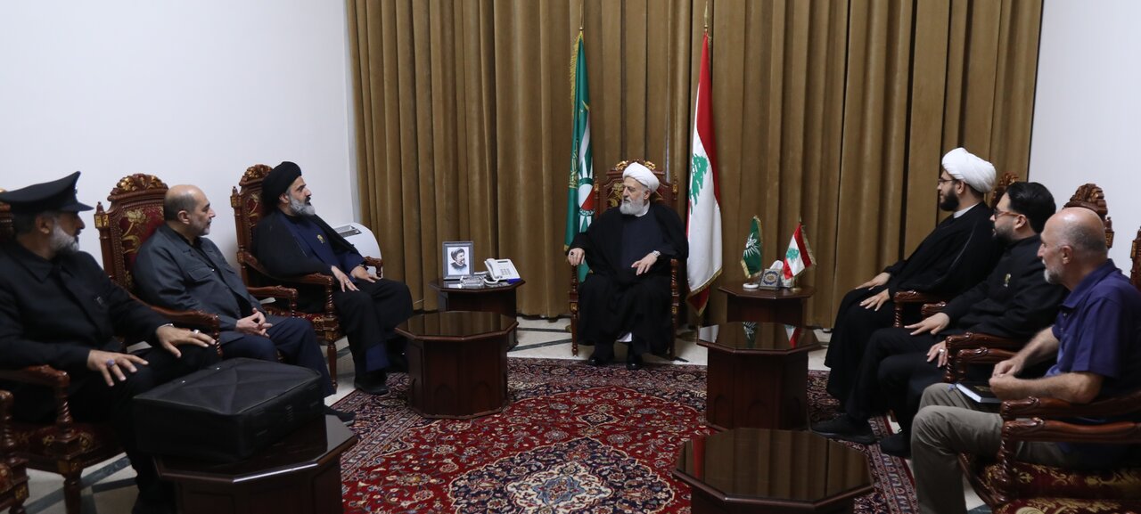 دیدار جمعی از خادمان آستان قدس رضوی با نایب‌رئیس مجلس اعلای اسلامی شیعیان لبنان + تصاویر