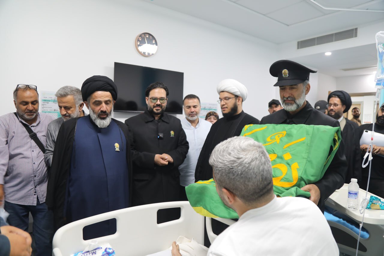 عکس خبری | عیادت جمعی از خادمان آستان قدس رضوی از جانبازان حزب‌الله لبنان