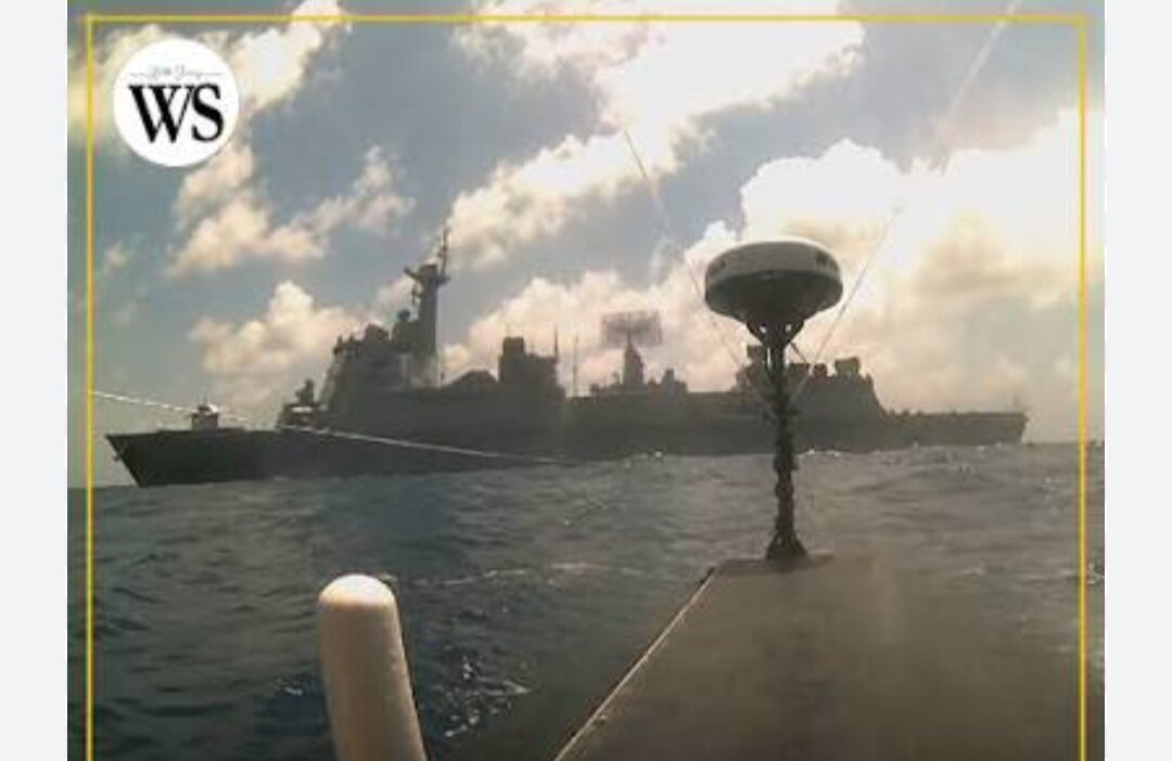Sa baybayin ng Pilipinas, isang Amerikanong naval drone ang lumapit sa isang Chinese destroyer