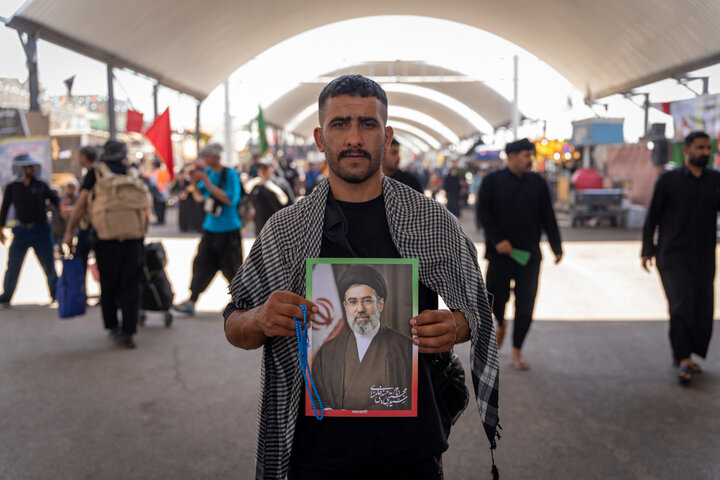 ابراز ارادت زائران و خادمان اربعین حسینی به سومین رهبر انقلاب