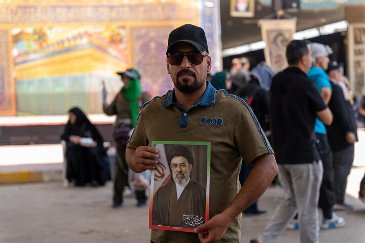 ابراز ارادت زائران و خادمان اربعین حسینی به سومین رهبر انقلاب