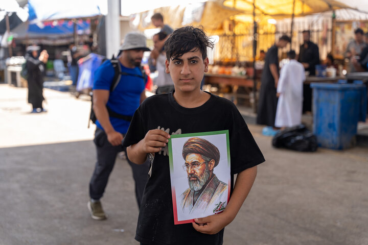 ابراز ارادت زائران و خادمان اربعین حسینی به سومین رهبر انقلاب