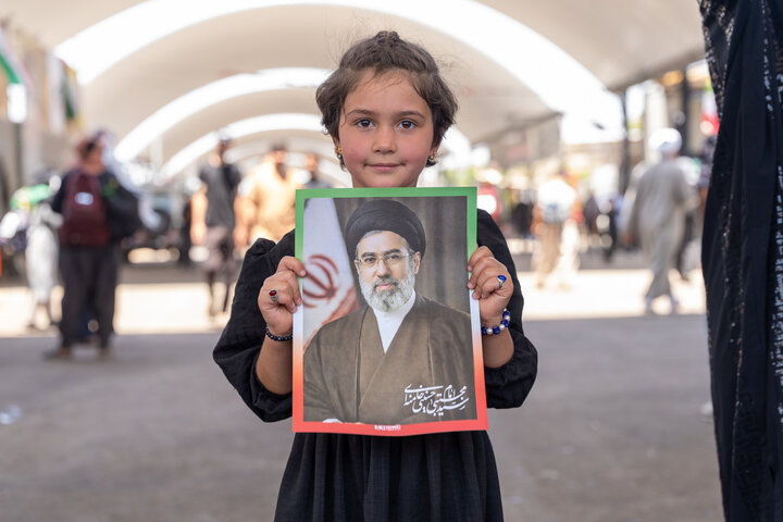 ابراز ارادت زائران و خادمان اربعین حسینی به سومین رهبر انقلاب