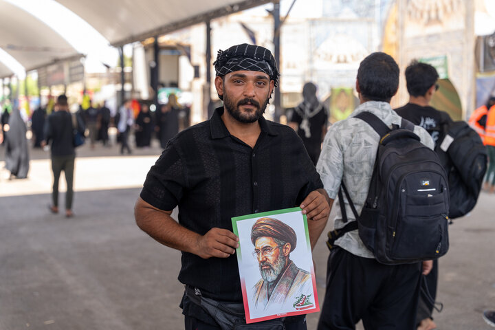 ابراز ارادت زائران و خادمان اربعین حسینی به سومین رهبر انقلاب