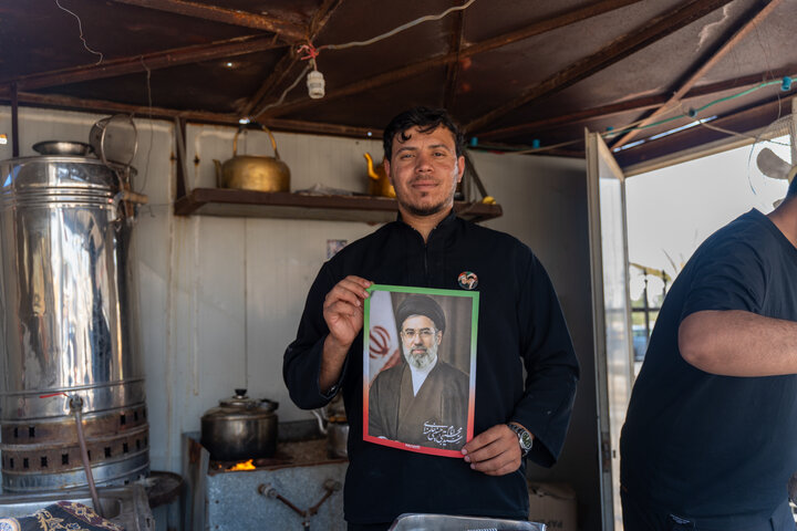 ابراز ارادت زائران و خادمان اربعین حسینی به سومین رهبر انقلاب