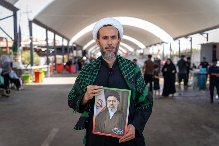 ابراز ارادت زائران و خادمان اربعین حسینی به سومین رهبر انقلاب