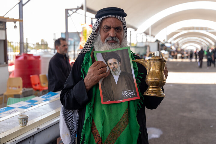 ابراز ارادت زائران و خادمان اربعین حسینی به سومین رهبر انقلاب