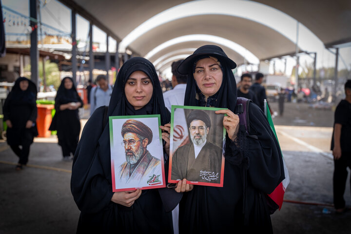 ابراز ارادت زائران و خادمان اربعین حسینی به سومین رهبر انقلاب
