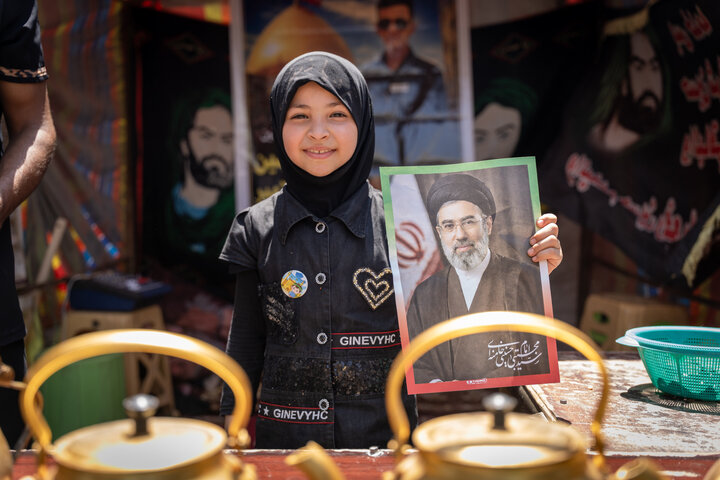 ابراز ارادت زائران و خادمان اربعین حسینی به سومین رهبر انقلاب