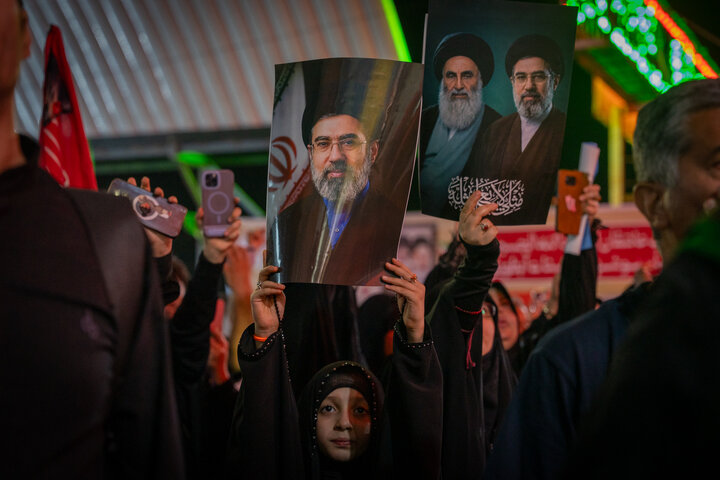 ابراز ارادت زائران و خادمان اربعین حسینی به سومین رهبر انقلاب