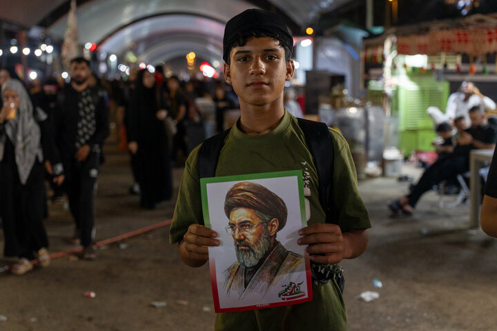 ابراز ارادت زائران و خادمان اربعین حسینی به سومین رهبر انقلاب