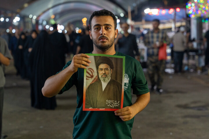 ابراز ارادت زائران و خادمان اربعین حسینی به سومین رهبر انقلاب