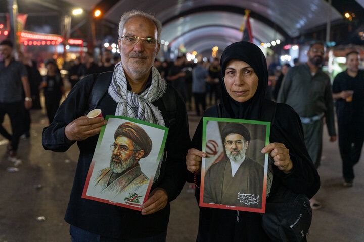 ابراز ارادت زائران و خادمان اربعین حسینی به سومین رهبر انقلاب