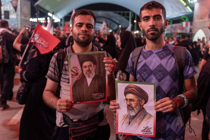 ابراز ارادت زائران و خادمان اربعین حسینی به سومین رهبر انقلاب