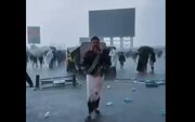 فيديو | تحت أمطار غزيرة اليمنيون يعلنون عن تضامنهم مع الشعب العراقي
