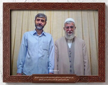 تصویری از شهید مصباح‌الهدی باقری در کنار رهبر شهید انقلاب اسلامی