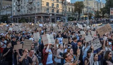 Libu-libong Ukrainians ang nagprotesta laban sa desisyon ni Zelensky na tanggalin ang Ministro ng Depensa