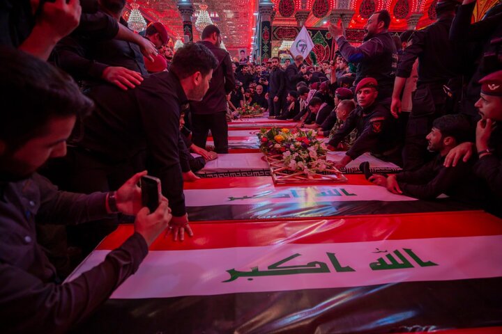 تقرير مصور/ تشييع حاشد لشهداء "الحشد" وصلاة على جثامينهم في حرم الإمام الحسين(ع)