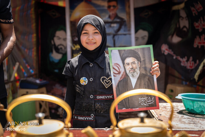 تجدید بیعت زائران اربعین با سومین رهبر انقلاب اسلامی در مسیر کربلا