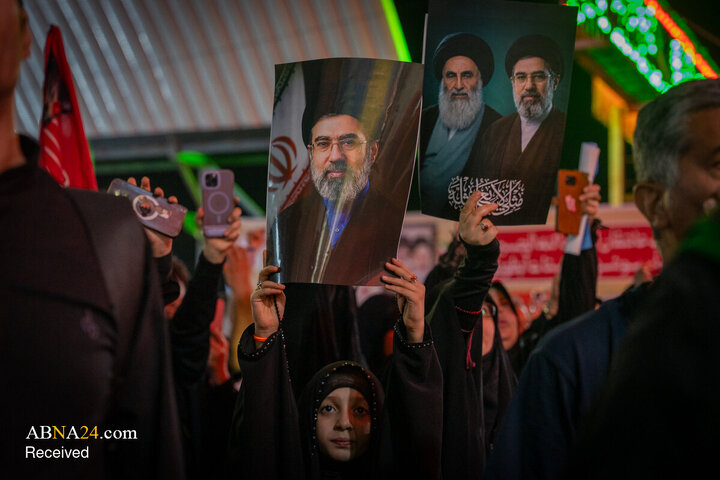 تجدید بیعت زائران اربعین با سومین رهبر انقلاب اسلامی در مسیر کربلا