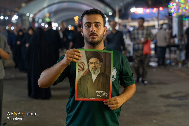 تجدید بیعت زائران اربعین با سومین رهبر انقلاب اسلامی در مسیر کربلا