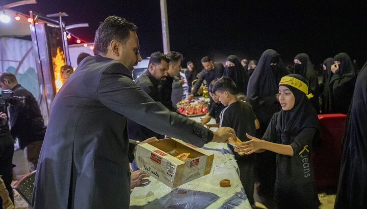 تقرير مصور/ العتبة الحسينية تواصل خدمة الزائرين الوافدين بأكثر من (8000) وجبة يوميا