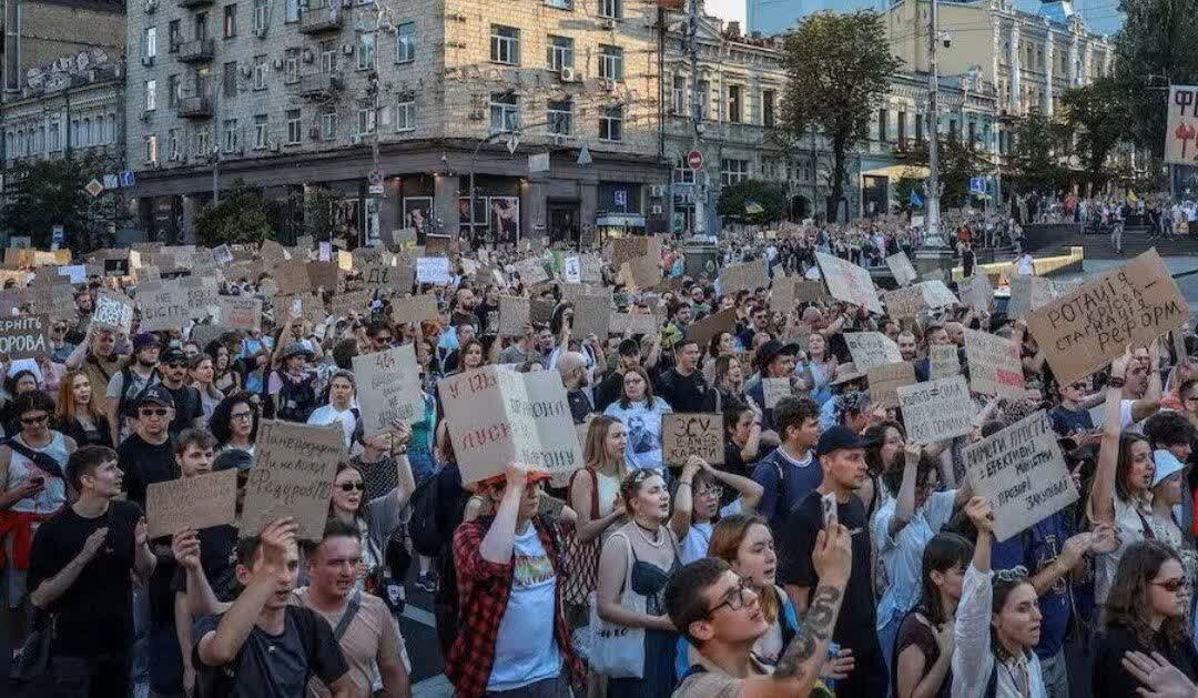 Libu-libong Ukrainians ang nagprotesta laban sa desisyon ni Zelensky na tanggalin ang Ministro ng Depensa
