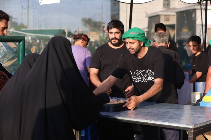 تقرير مصور/ موكب حسيني يطعم مئات الالاف من زوار الأربعين على مدار الساعة في كربلاء