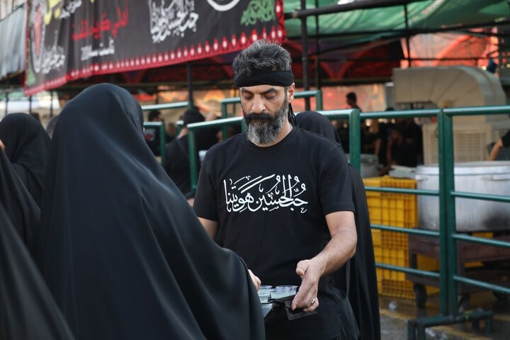 تقرير مصور/ موكب حسيني يطعم مئات الالاف من زوار الأربعين على مدار الساعة في كربلاء