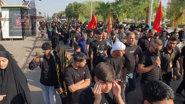 تقرير مصور/ تحت عنوان العشق والمحبة تجمعنا" موكب كردي يشارك بأربعينية الإمام الحسين(ع)