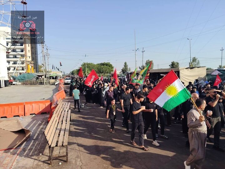 تقرير مصور/ تحت عنوان العشق والمحبة تجمعنا" موكب كردي يشارك بأربعينية الإمام الحسين(ع)