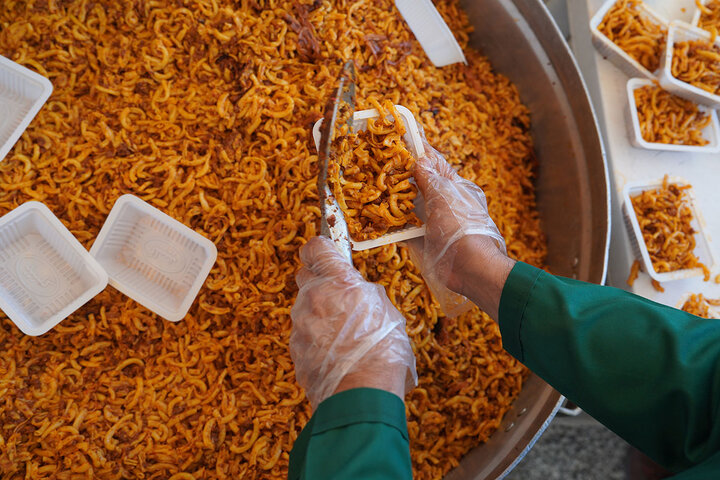 پذیرایی از زائران اربعین حسینی در حرم حضرت معصومه (س)